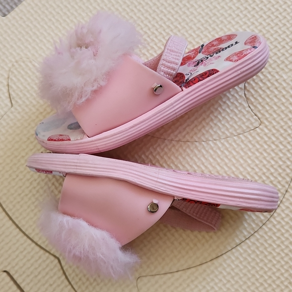 Pink fuzzy toddler slipper sandals with butterfly, sz 6 - Picture 4 of 7